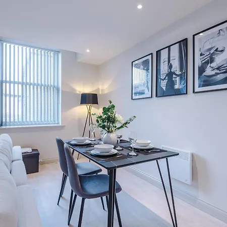 Designer In Leeds Sleeps 5 *