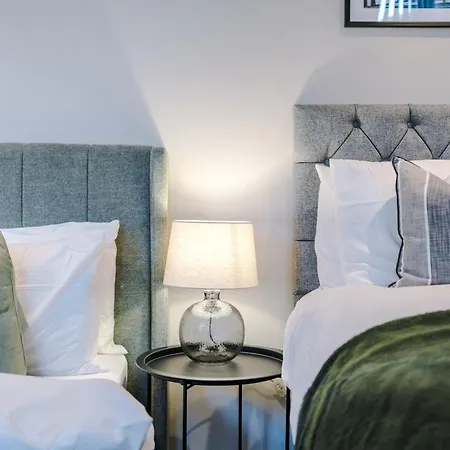 Apartment Modern & Stylish In Sleeps 5 By Purestay