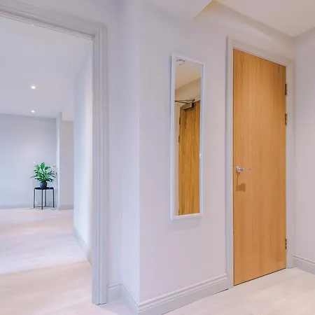 Modern & Stylish In Sleeps 5 By Purestay Apartment