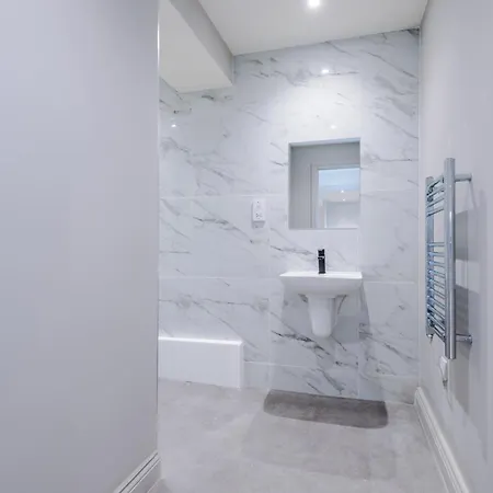 Modern & Stylish In Sleeps 5 By Purestay Apartment *