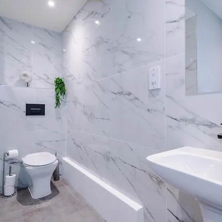 Modern & Stylish In Sleeps 5 By Purestay Apartment