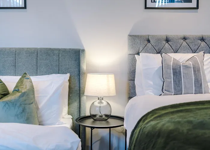 Apartment Modern & Stylish In Sleeps 5 By Purestay