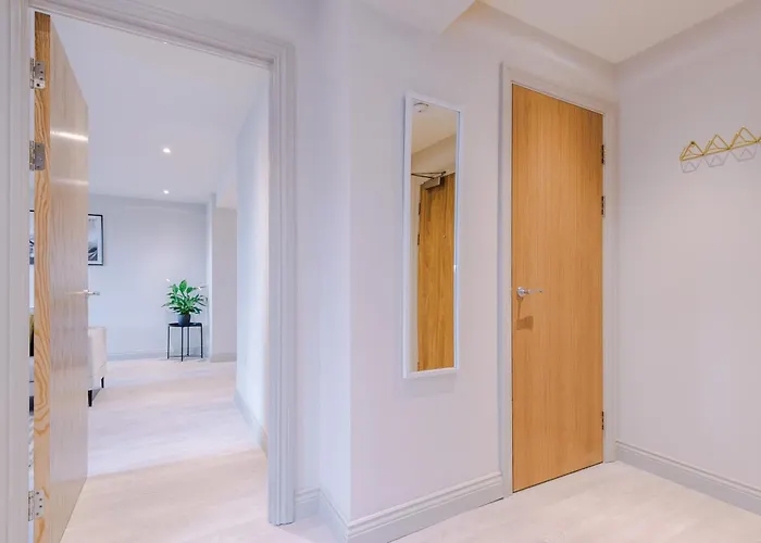 Modern & Stylish In Sleeps 5 By Purestay Apartment