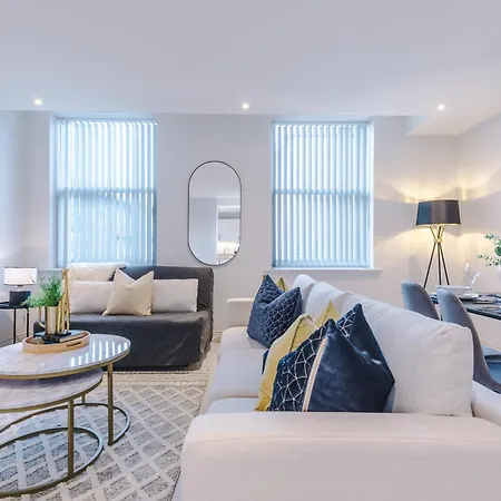 Modern & Stylish In Sleeps 5 By Purestay דירה לידס