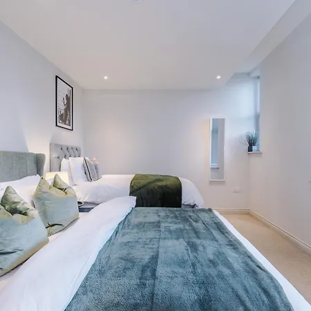 Modern & Stylish In Sleeps 5 By Purestay דירה לידס