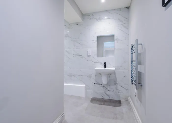 Modern & Stylish In Sleeps 5 By Purestay Апартаменты *