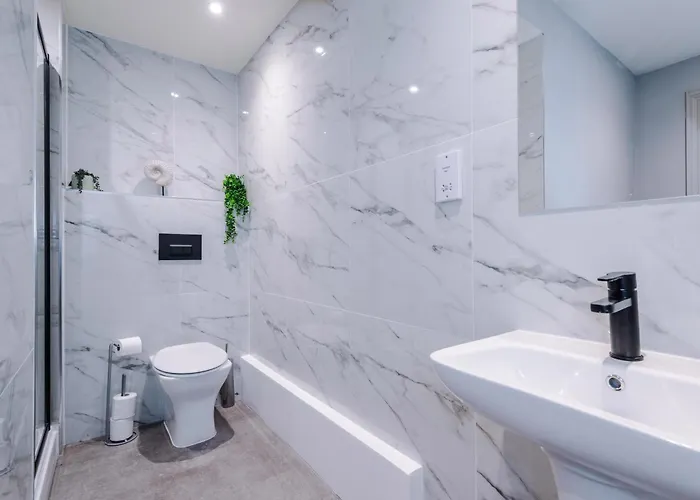 Modern & Stylish In Sleeps 5 By Purestay Апартаменты